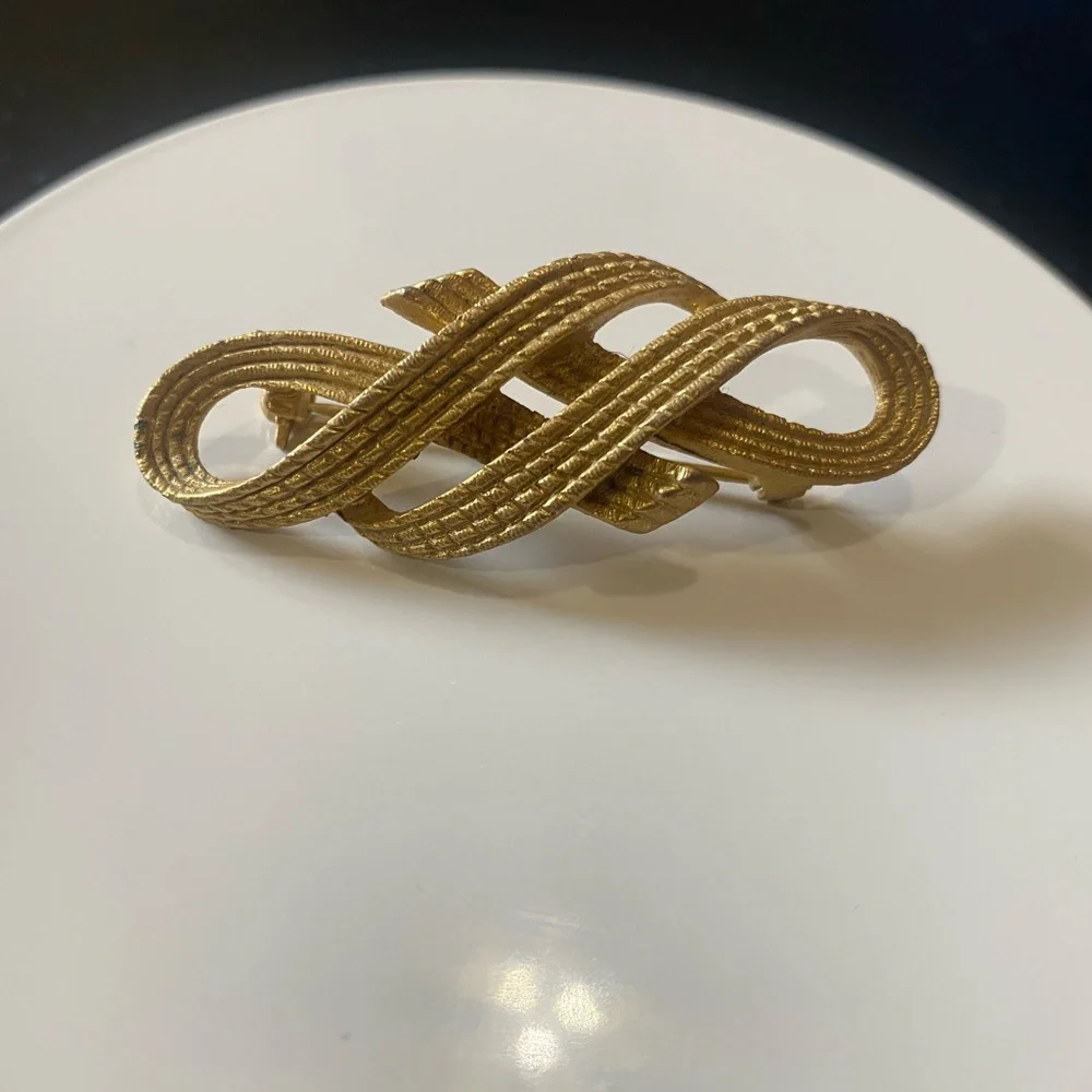 Vintage, ribbon-like brooch